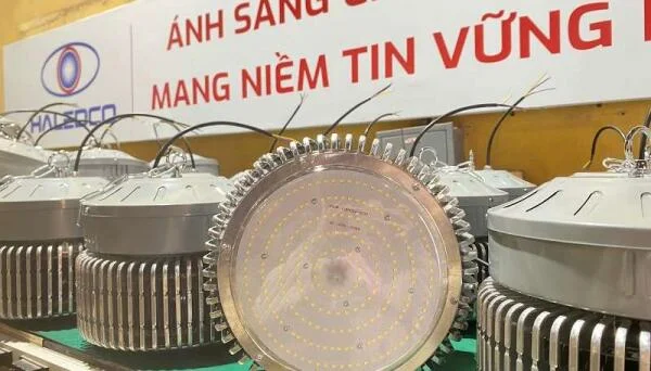 Quy trình sản xuất 40 bộ đèn nhà xưởng HLB6-200 cho nhà thầu Vinthaco