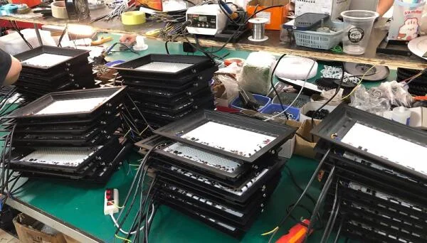 Đánh giá đèn pha LED mỏng 50W giá rẻ: Chất lượng có như quảng cáo?