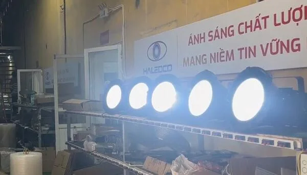 Test ánh sáng mẫu đèn pha chiếu xa 300W trước khi bàn giao