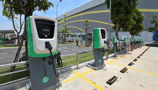 Tích hợp trạm sạc xe điện vào cột đèn đường: Xu hướng và thách thức