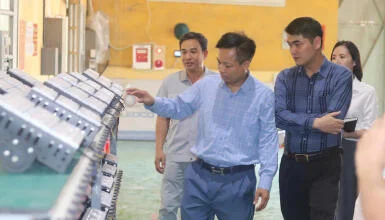 Khách hàng trải nghiệm gì khi tham quan nhà máy đèn LED?