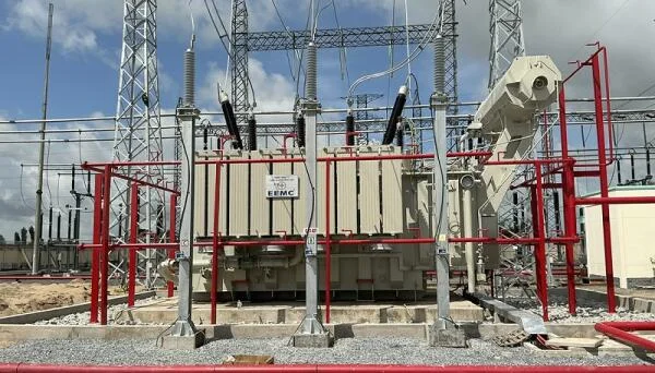 Cấp 90+ đèn pha LED HLFL1.0-150 lắp TBA 220kV Lai Uyên - HCM