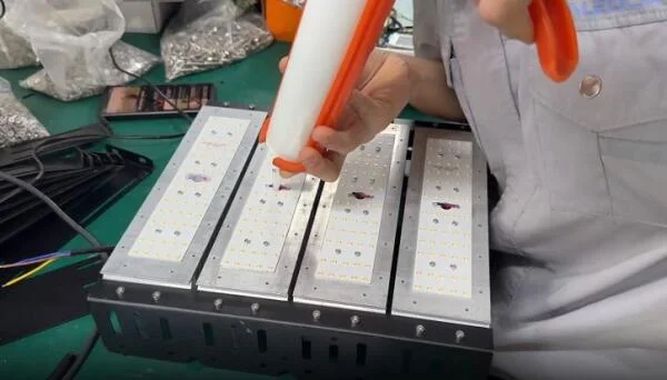 Cấp đèn pha Module 200W cho Công ty Thiên Phong – Quảng Trị