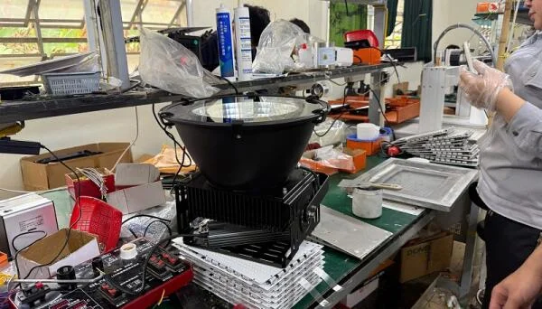 Dự án đèn pha chiếu xa 300w cho Công ty Cơ điện Trung Thành