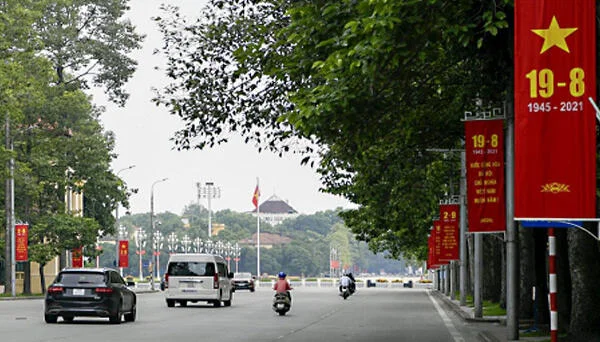 Đèn âm đất chiếu sáng lối đi bộ đường Hùng Vương Hà Nội