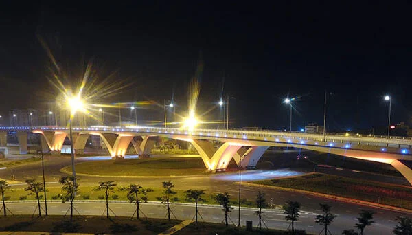 Hệ thống đèn chiếu sáng chân cầu vượt tại Hà Nội