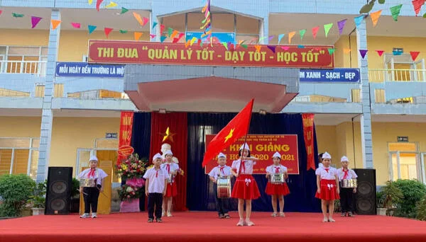 Lắp đặt đèn âm trần cho trường học thị trấn Cô Tô