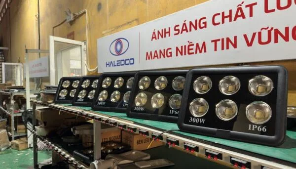 HALEDCO cấp đèn pha FL10 300W cho Công ty TNHH TM Kỹ Thuật Cơ Điện GS