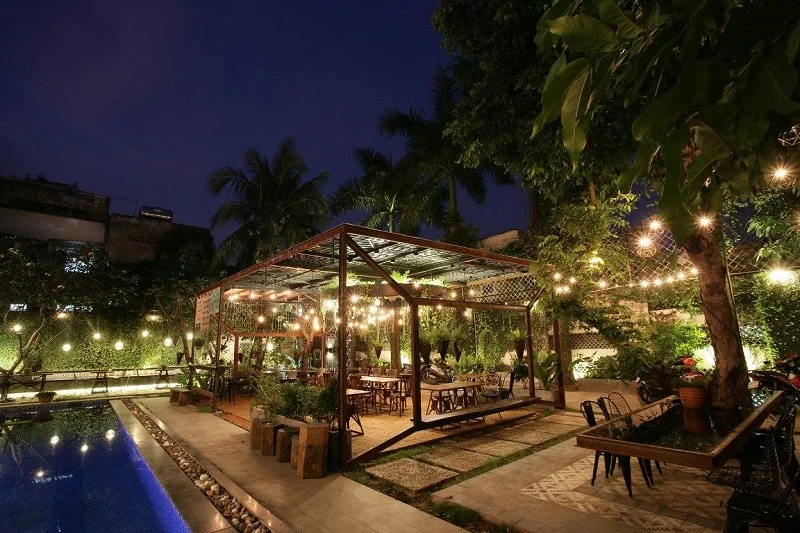 Thiết kế đèn trang trí quán cafe sân vườn