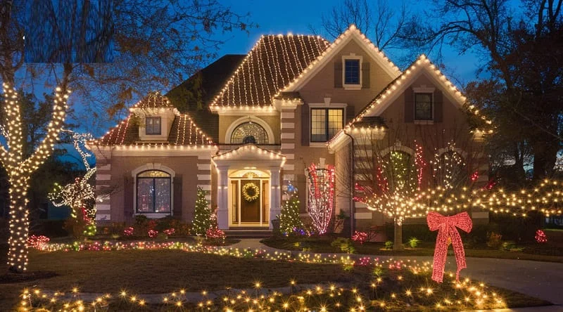 Khu vực mặt tiền ngồi nhà cũng được trang trí Noel nổi bật