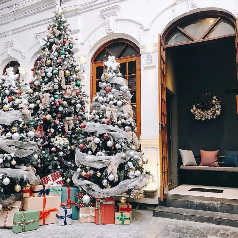 Thân cây thông được trang trí bằng nhiều phụ kiện