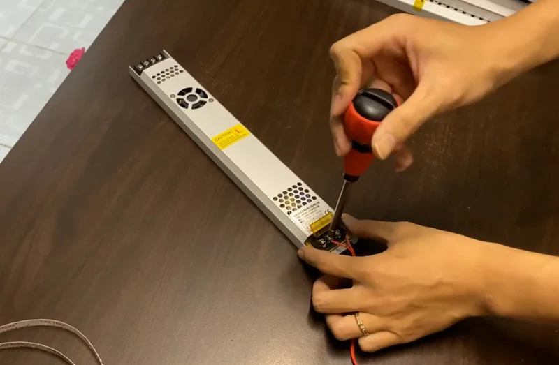 Đấu dây điện AC 220V vào đầu IN