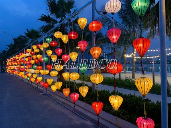 Cách treo đèn lồng trang trí quán cafe ngoài trời