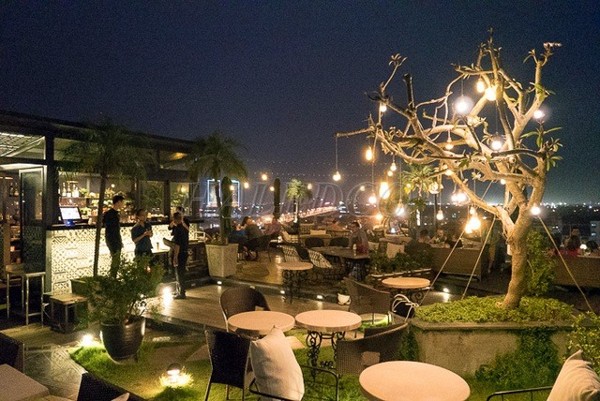 Đèn nháy treo cây trang trí quán cafe