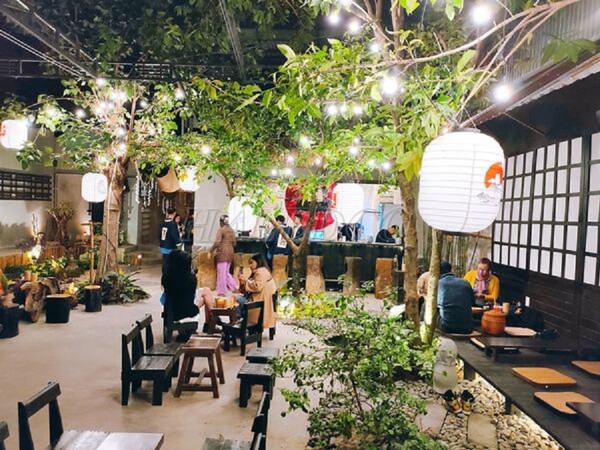 Thiết kế đèn trang trí cây quán cafe sân vườn