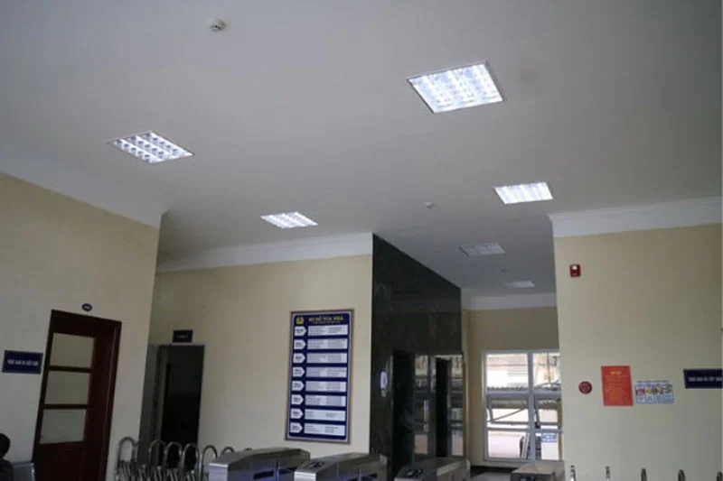 Đèn tuýp led âm trần chiếu sáng kho lưu trữ