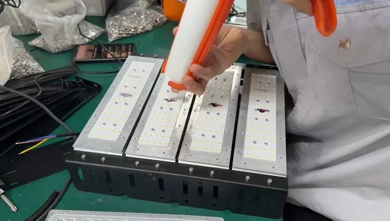 Quá trình sản xuất đèn pha Module 200w tại nhà máy HALEDCO