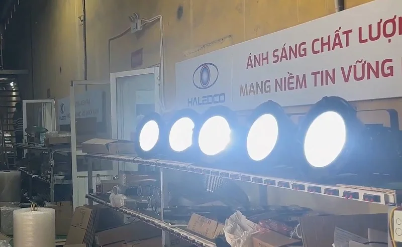 Test ánh sáng mẫu đèn pha chiếu xa 300W trước khi bàn giao