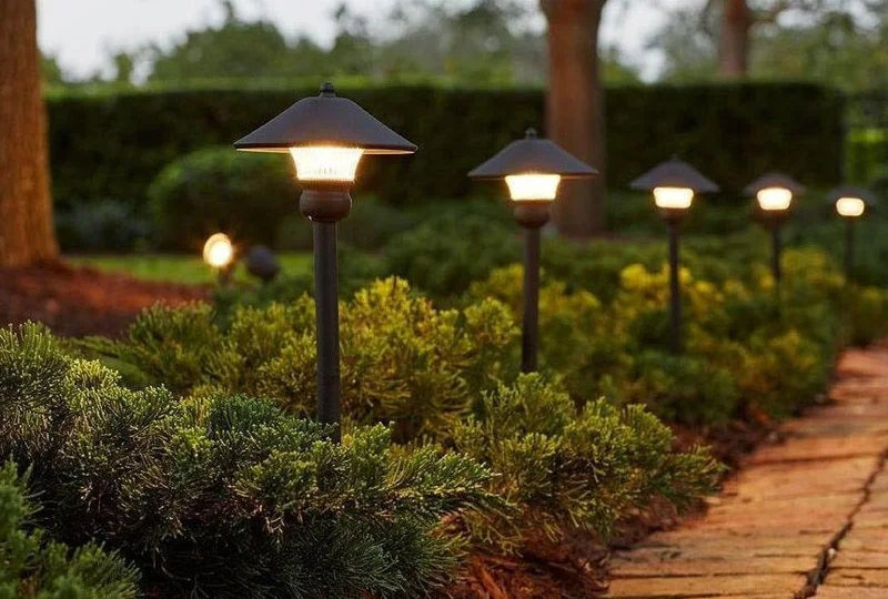 Đèn sân vườn NLMT tích điện ban ngày và chiếu sáng ban đêm