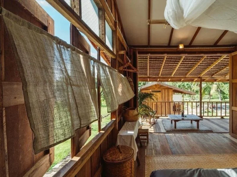 Đèn trần gỗ tạo cảm giác thư giãn khi nghỉ dưỡng