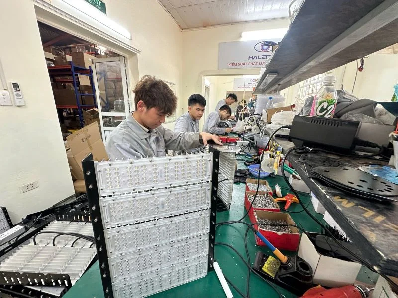 Hoàn thiện đèn pha module cứng cáp, chắc chắn