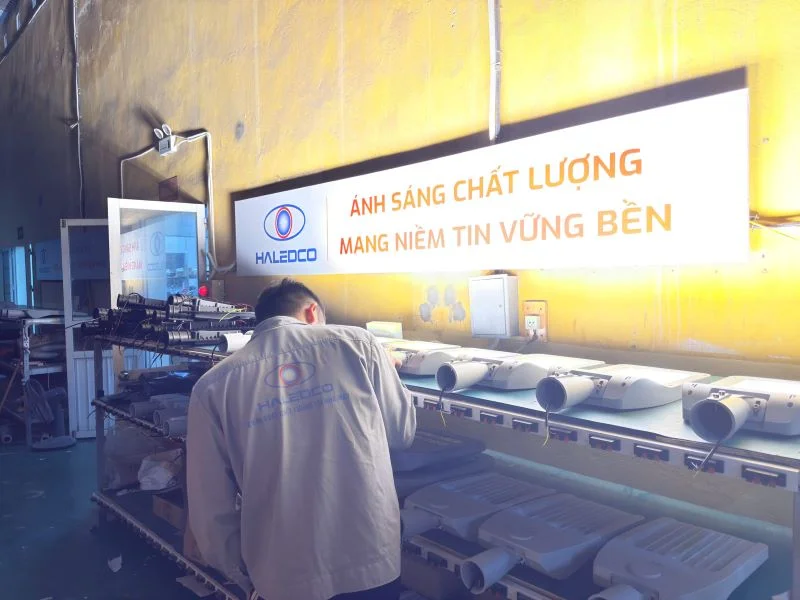 Kỹ thuật viên kiểm tra chi tiết từng sản phẩm