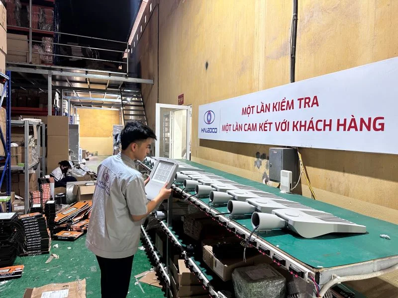 Đèn được kiểm tra ngoại quan tỉ mỉ