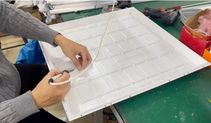 Kỹ thuật viên gắn chip LED đèn panel 600x1200