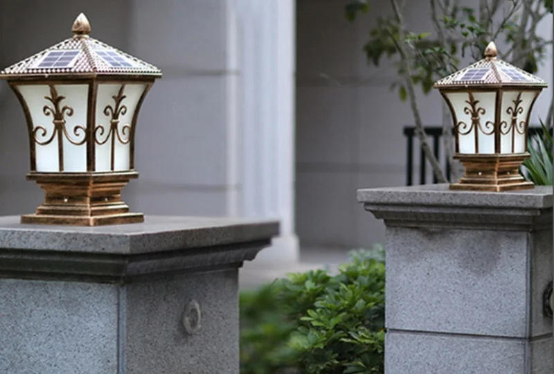 Lắp đặt đèn trụ cổng năng lượng mặt trời