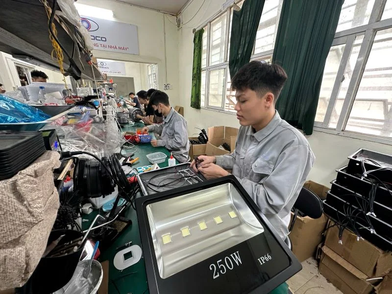 Đèn pha HLFL4 250W chiếu sáng mạnh