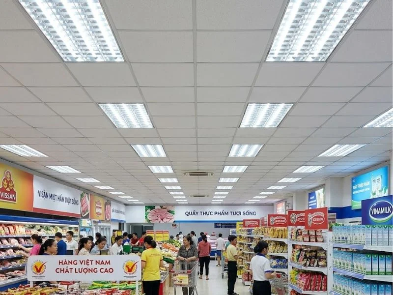 Siêu thị sử dụng máng đèn âm trần lắp đặt thẩm mỹ