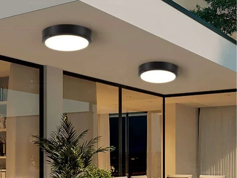 Ánh sáng trung tính mang lại cảm giác ấm áp cho ban công