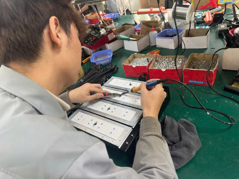 Công nhân tỉ mỉ trong từng công đoạn