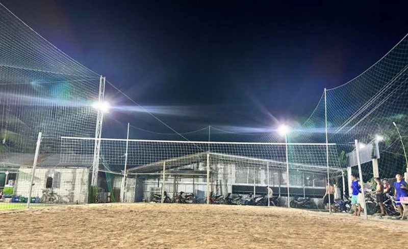 Đèn sân bóng chuyền 100w chiếu sáng sân chơi ở nông thôn