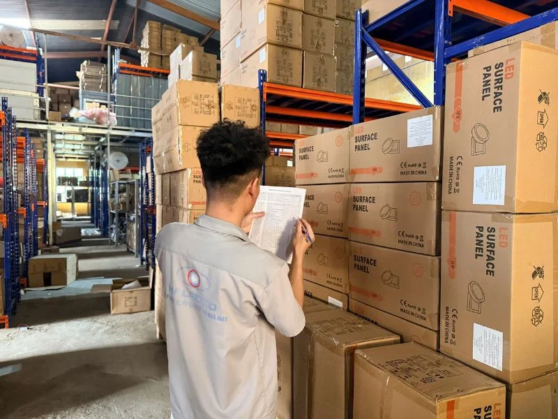 Nhân viên kiểm kê vật tư hàng ngày