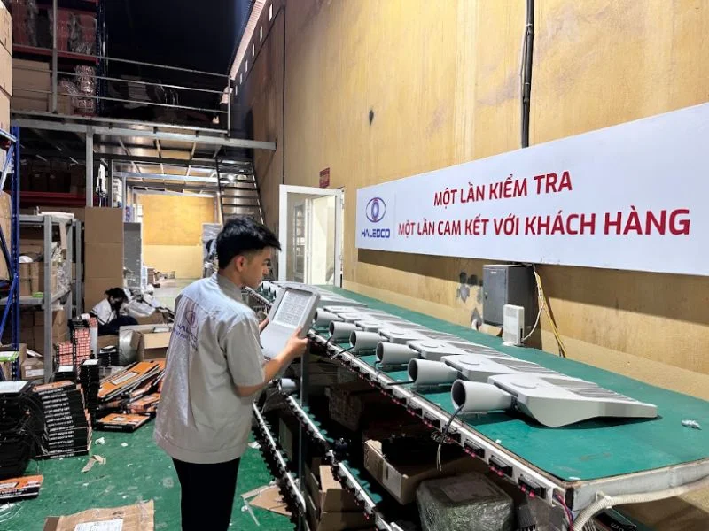 QC kiểm định chất lượng từng sản phẩm