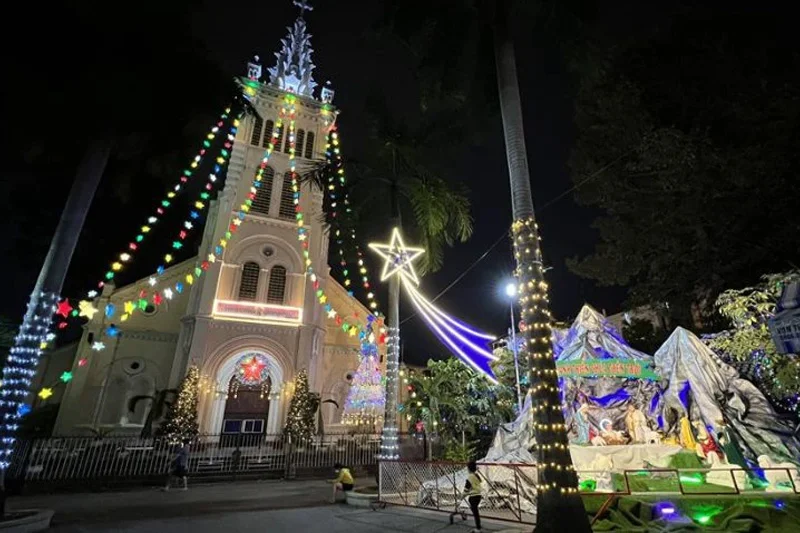 Trang trí giáng sinh ngoài trời nhà thờ