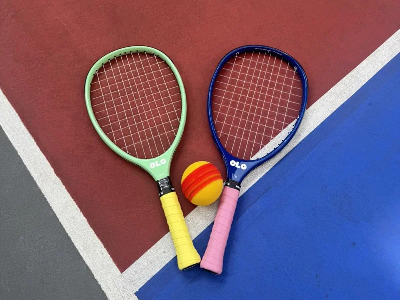 Typti sử dụng vợt căn dây và bóng xốp chuyên dụng