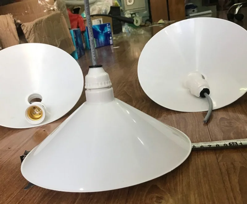 Chao đèn đường ngõ xóm bằng nhựa