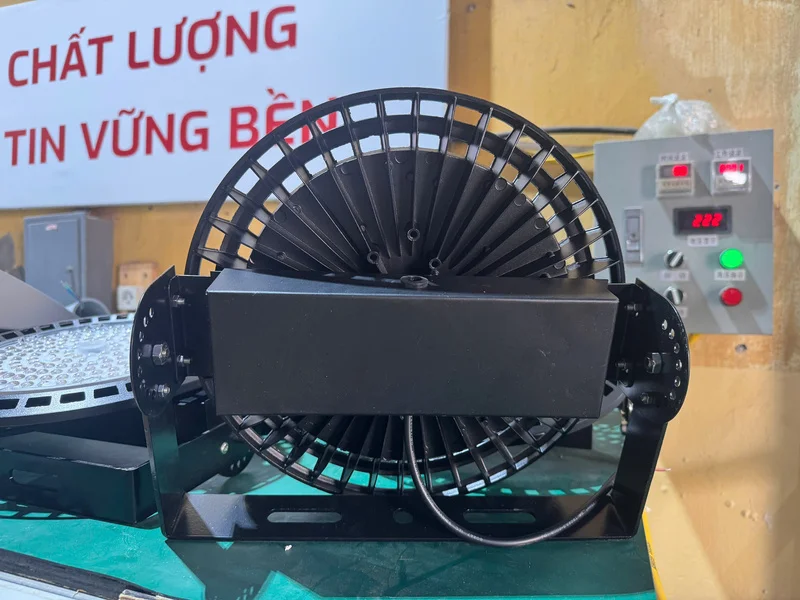 Đèn được trang bị hộp nguồn kín và tay cầm
