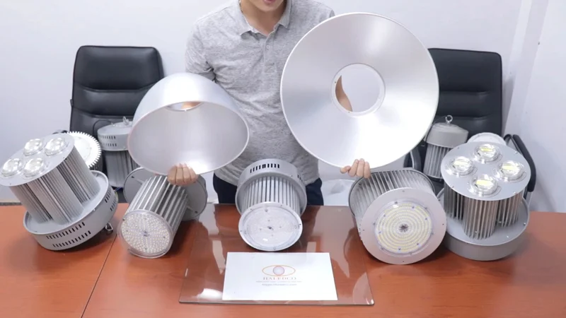 Đèn highbay có chóa được sử dụng phổ biến