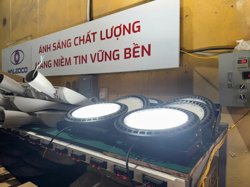 Đèn nhà xưởng UFO mỏng nhẹ, sáng tỏa mạnh