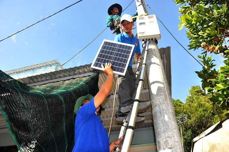 Treo tấm pin năng lượng mặt trời ở chỗ có nắng