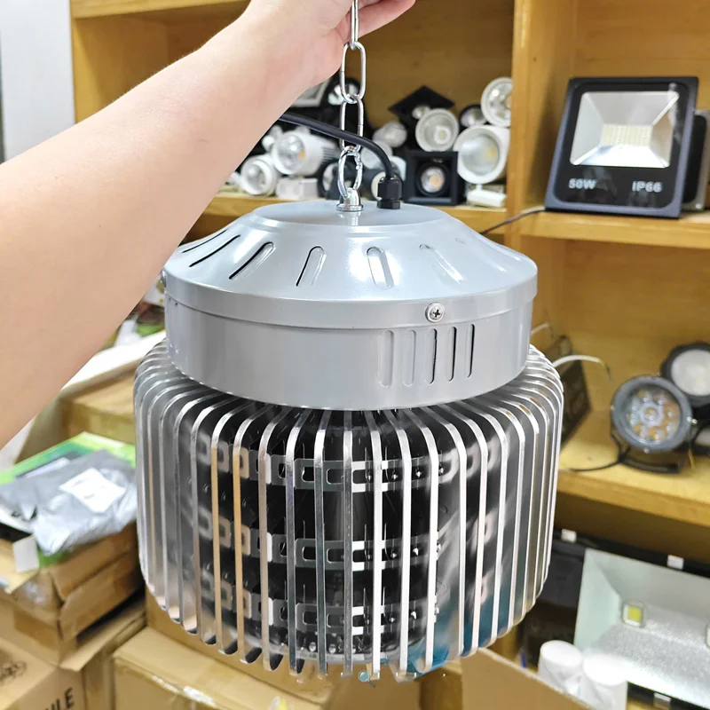 Hộp nguồn phía trên bộ tản nhiệt