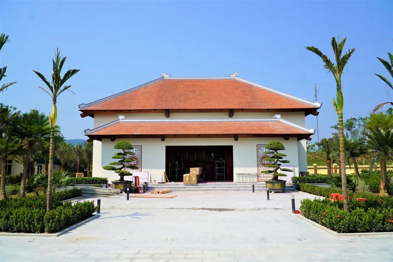 Hệ thống đèn nấm trang trí dọc lối đi ở sân vườn