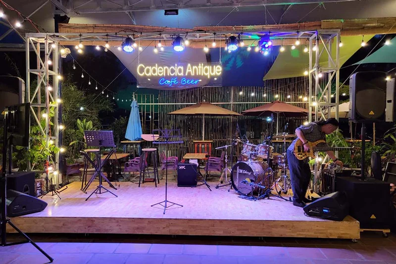 Đèn pha sân khấu cho quán cafe acoustic