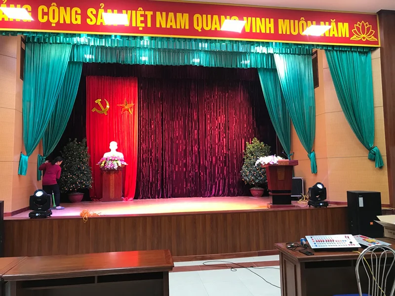 Đèn sân khấu cho hội trường trường học