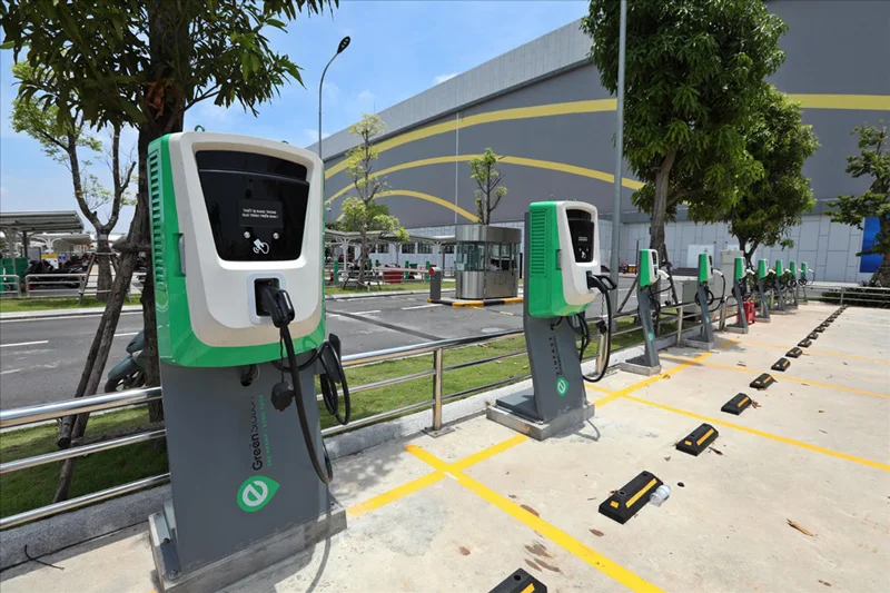 Tích hợp trạm sạc xe điện vào cột đèn đường: Xu hướng và thách thức