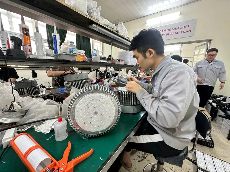 Sản xuất đèn nhà xưởng cho dự án Kido