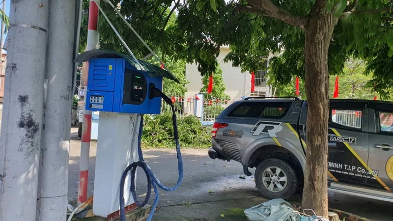 Trạm sạc xe vào cột đèn đường